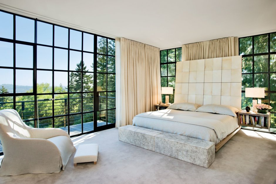 Спальная с большими окнами