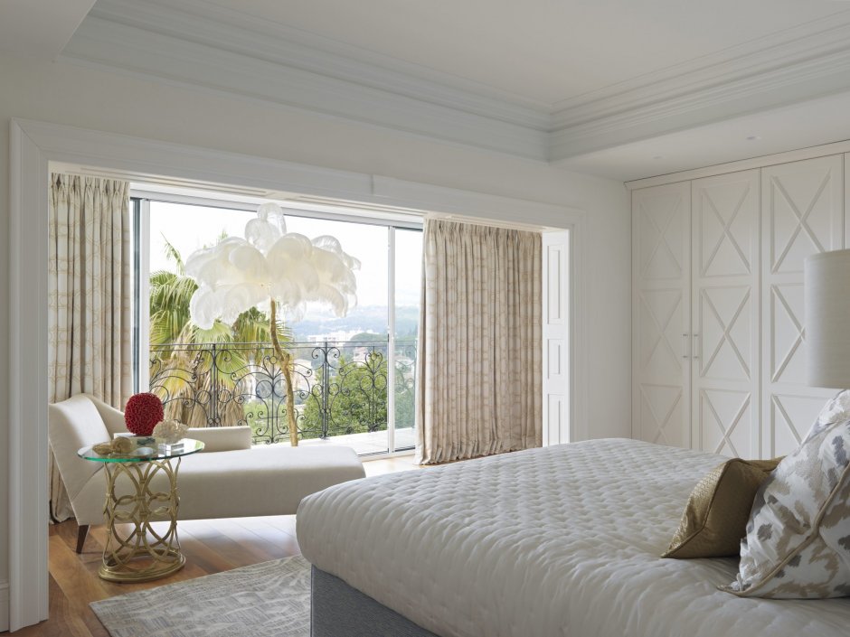 Спальня классика с панорамными окнами