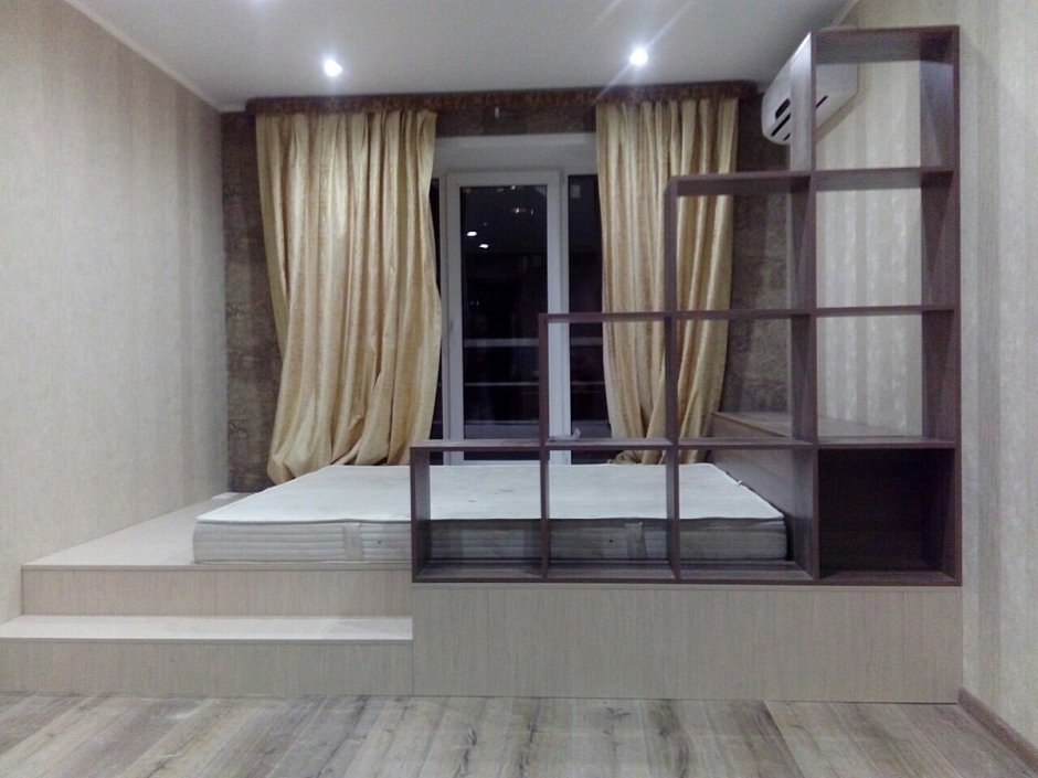 Кровать подиум в комнате с балконом