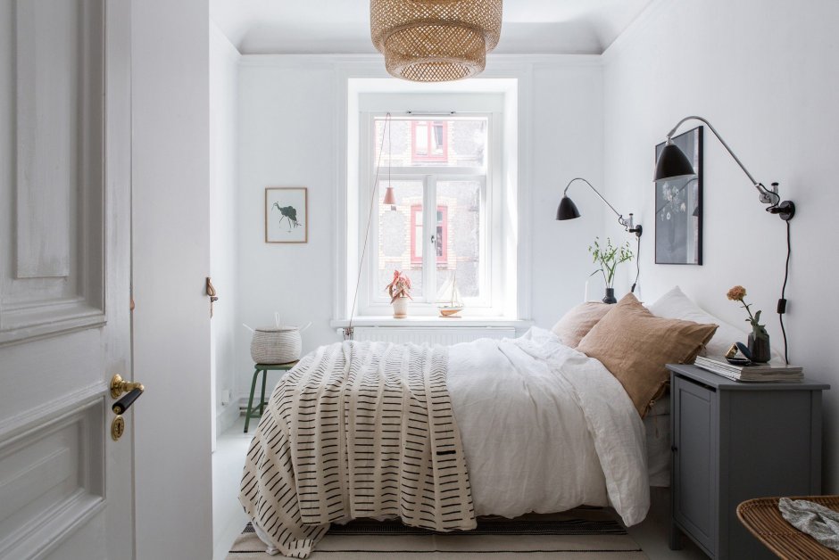 Окно в спальне в скандинавском стиле