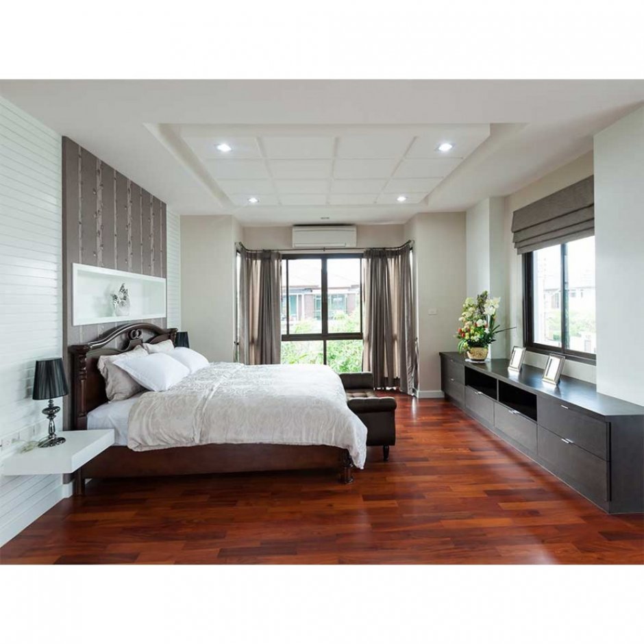 Спальня с белой мебелью и деревянным полом