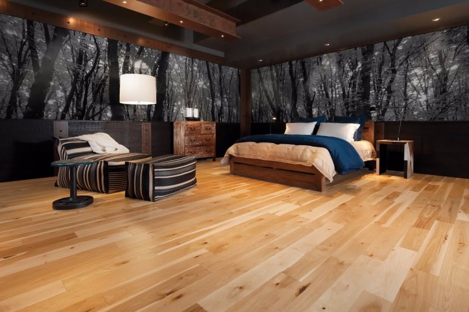Комната с деревянным полом