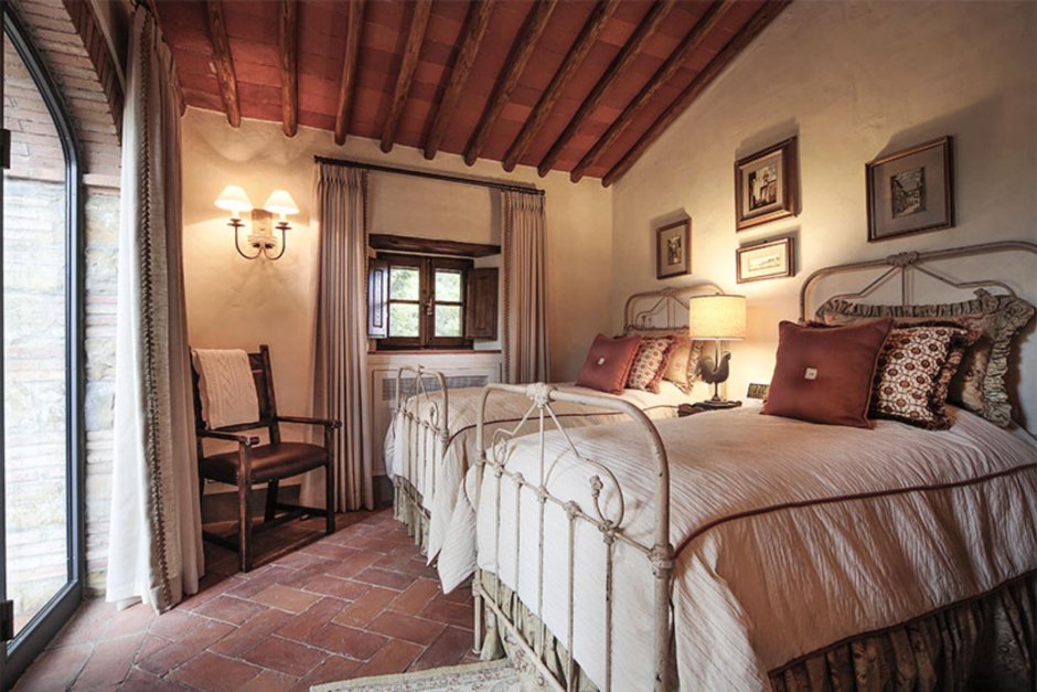 Спальни в доме в Тосканском стиле
