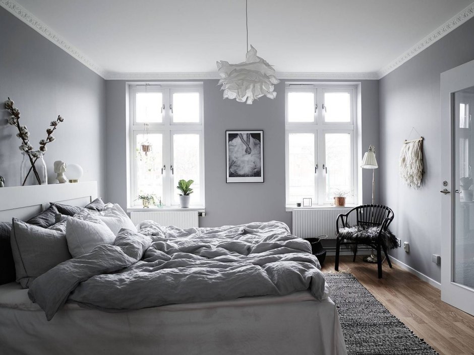 Интерьер комнаты с серыми стенами