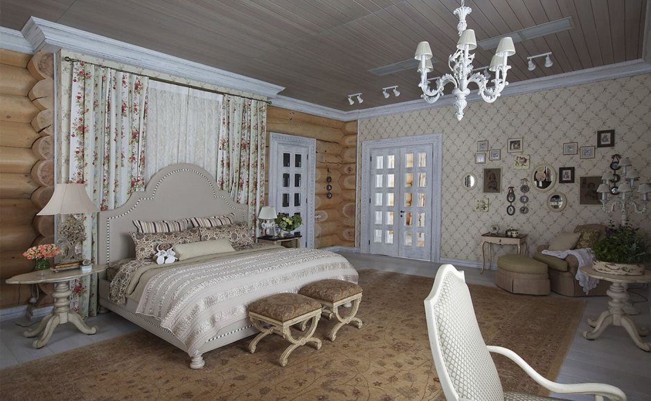 Спальня в прованском стиле в деревянном доме