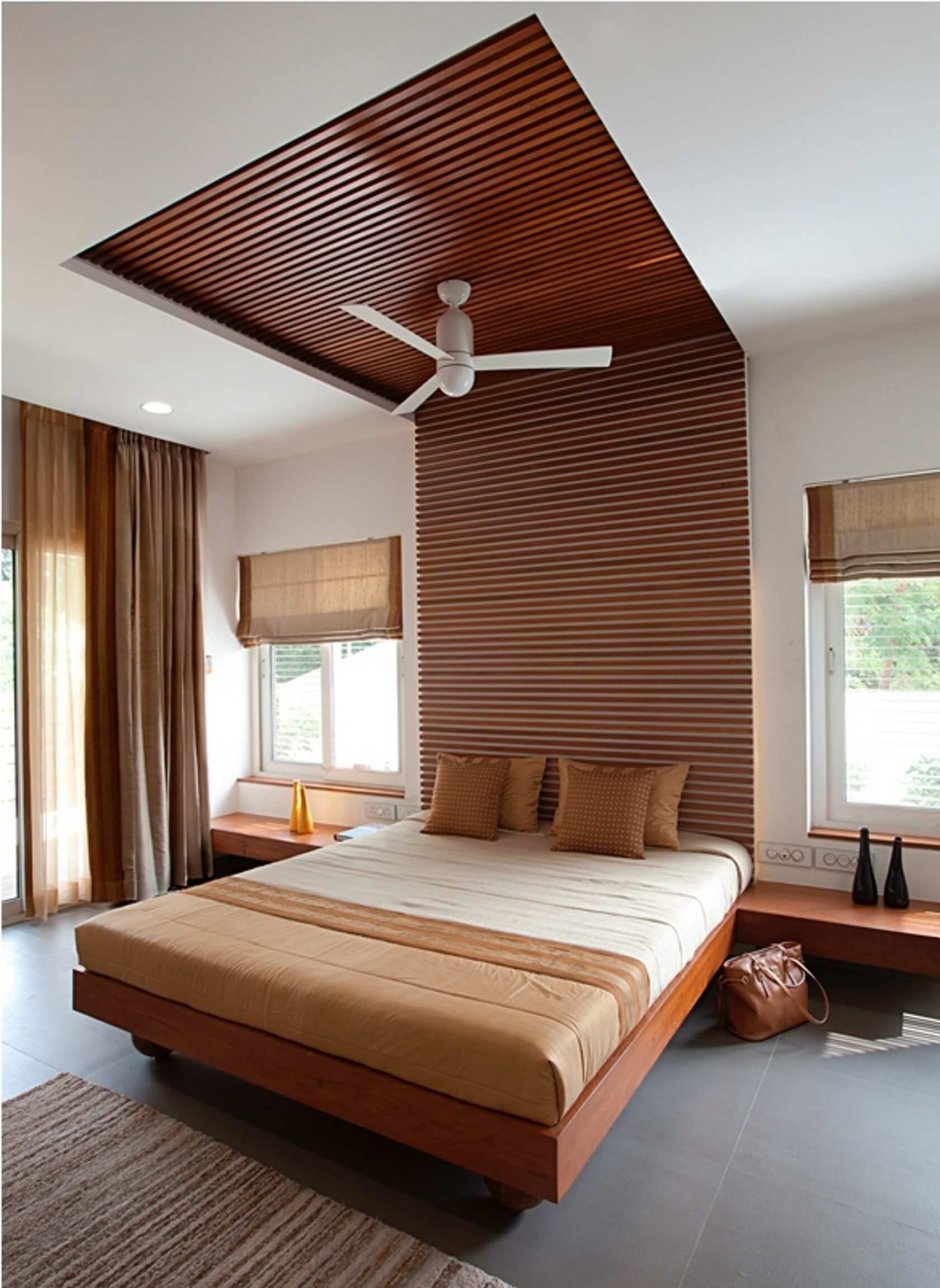 Деревянный потолок в спальне