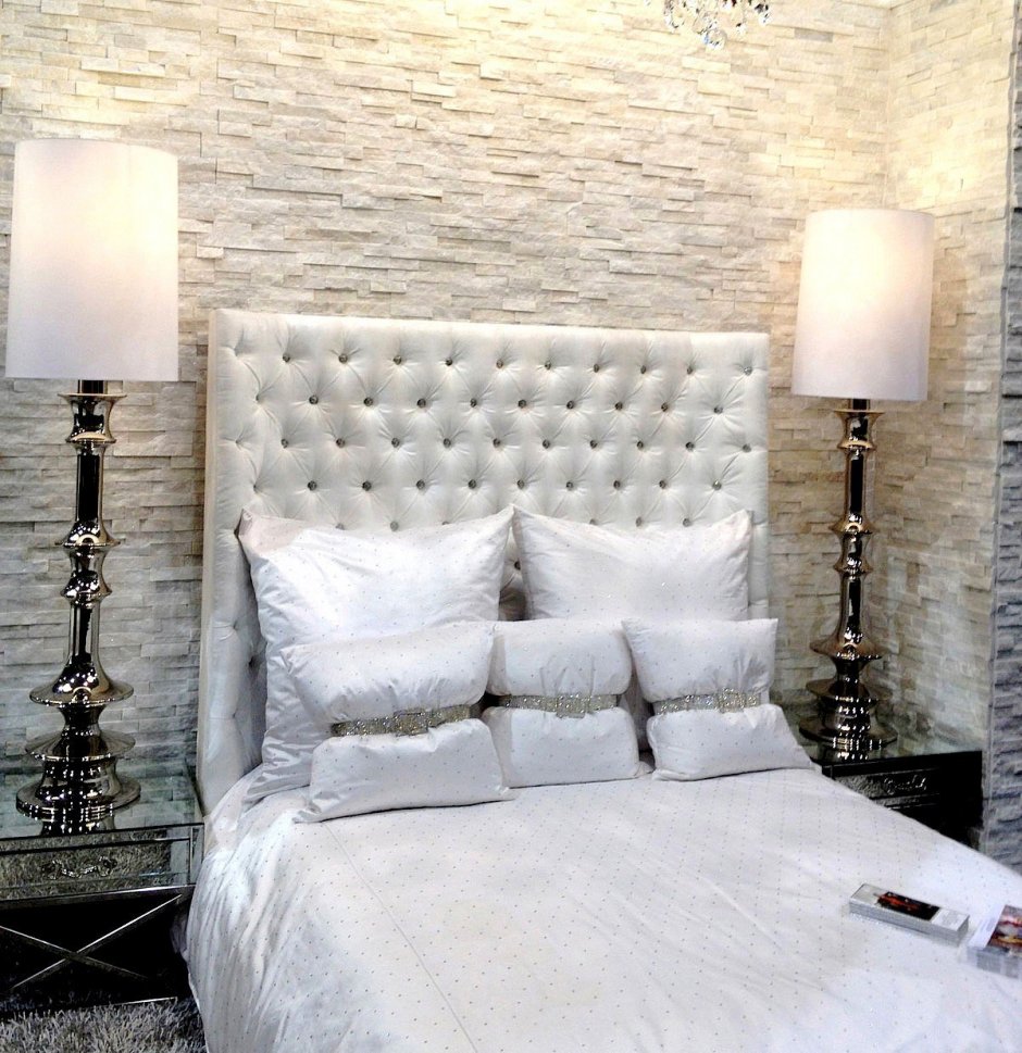 Белый декоративный камень в интерьере спальни