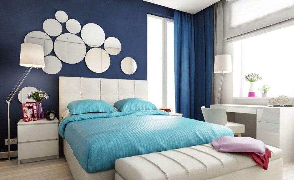 Спальня с синей стеной