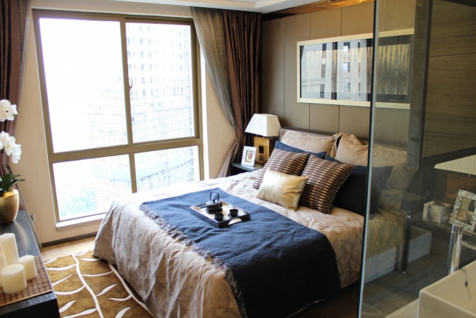 Маленькая спальня с панорамным окном