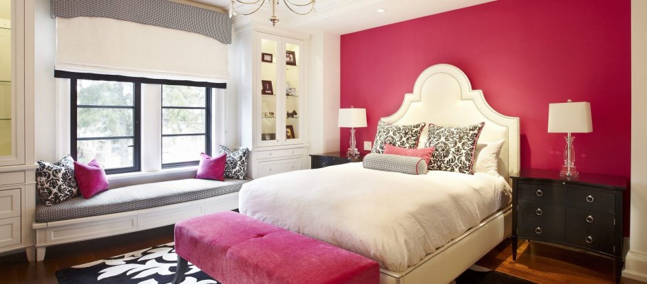 Интерьер спальни с розовым потолком (33 фото)