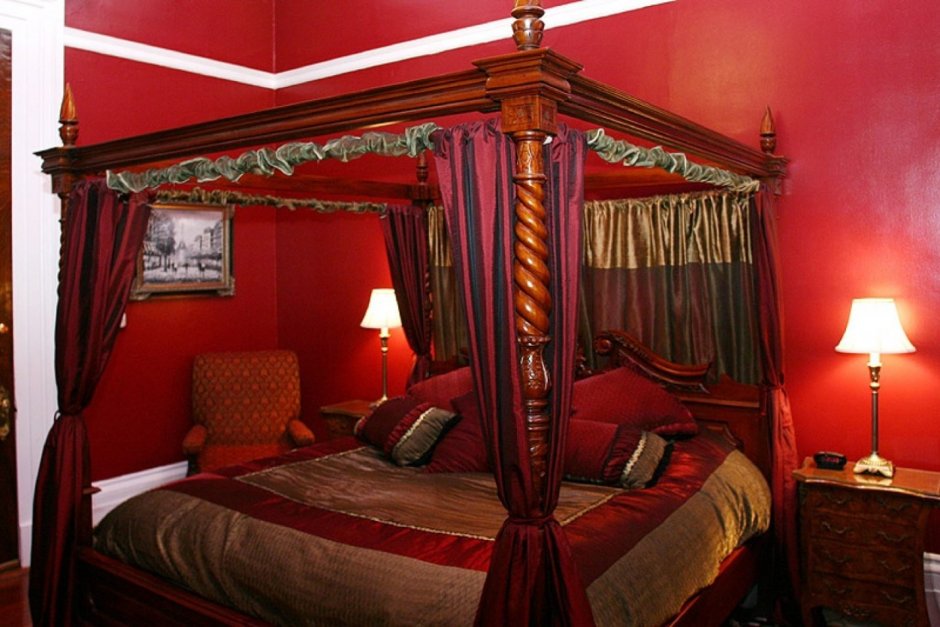Красная кровать с балдахином