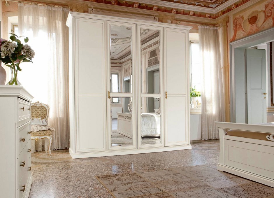 Белый шкаф в классическом стиле