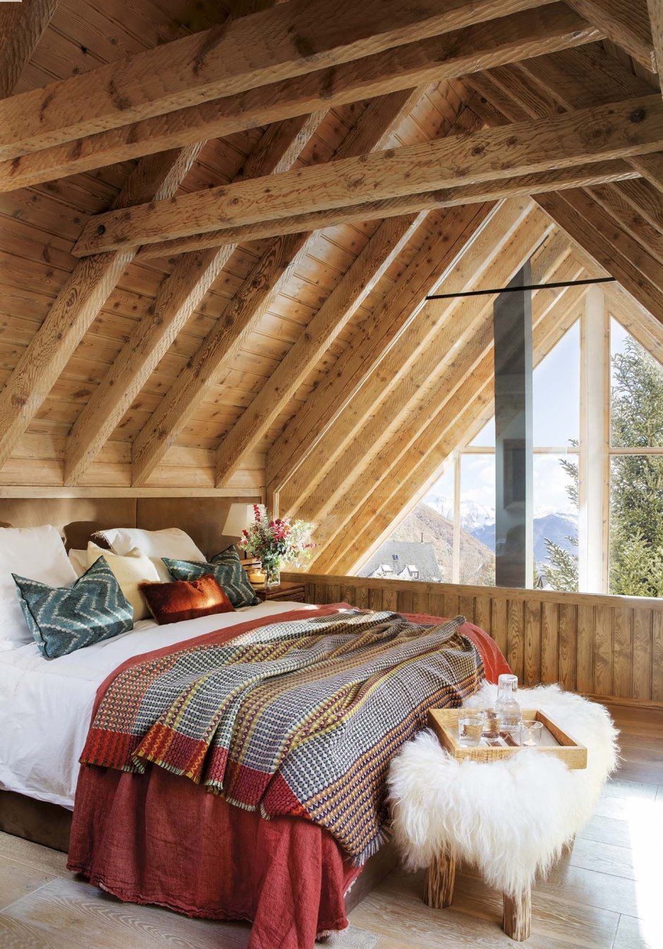 Спальня в деревянной мансарде