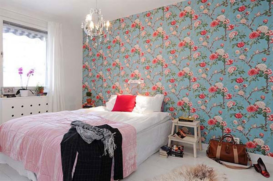 Спальня одна стена с цветами