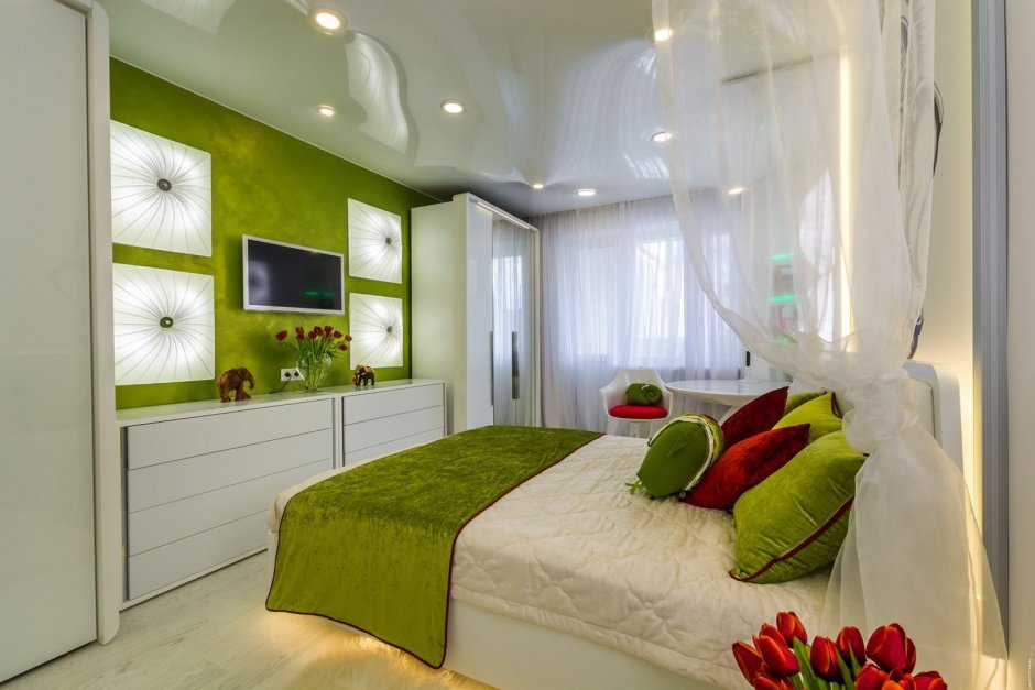 Яркая спальня с зелёным потолком