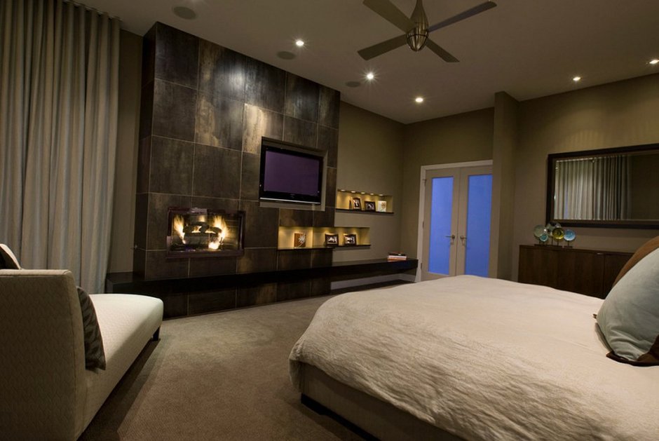 Спальня с камином и телевизором