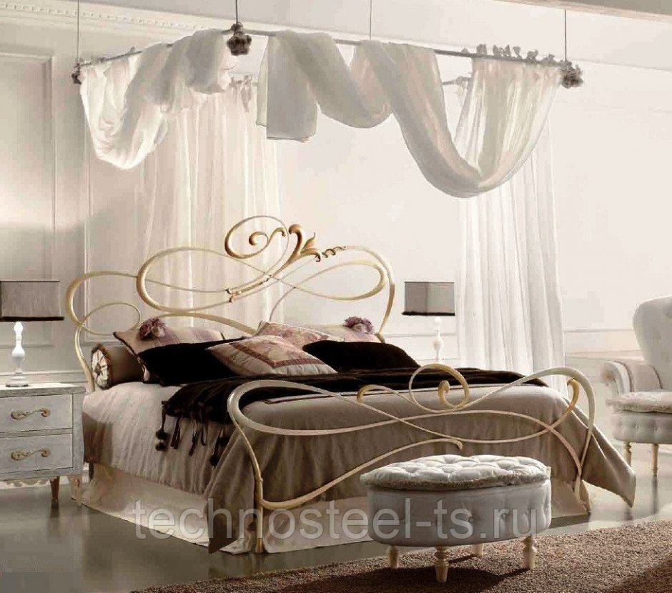Белая мебель в спальне с кованой кроватью