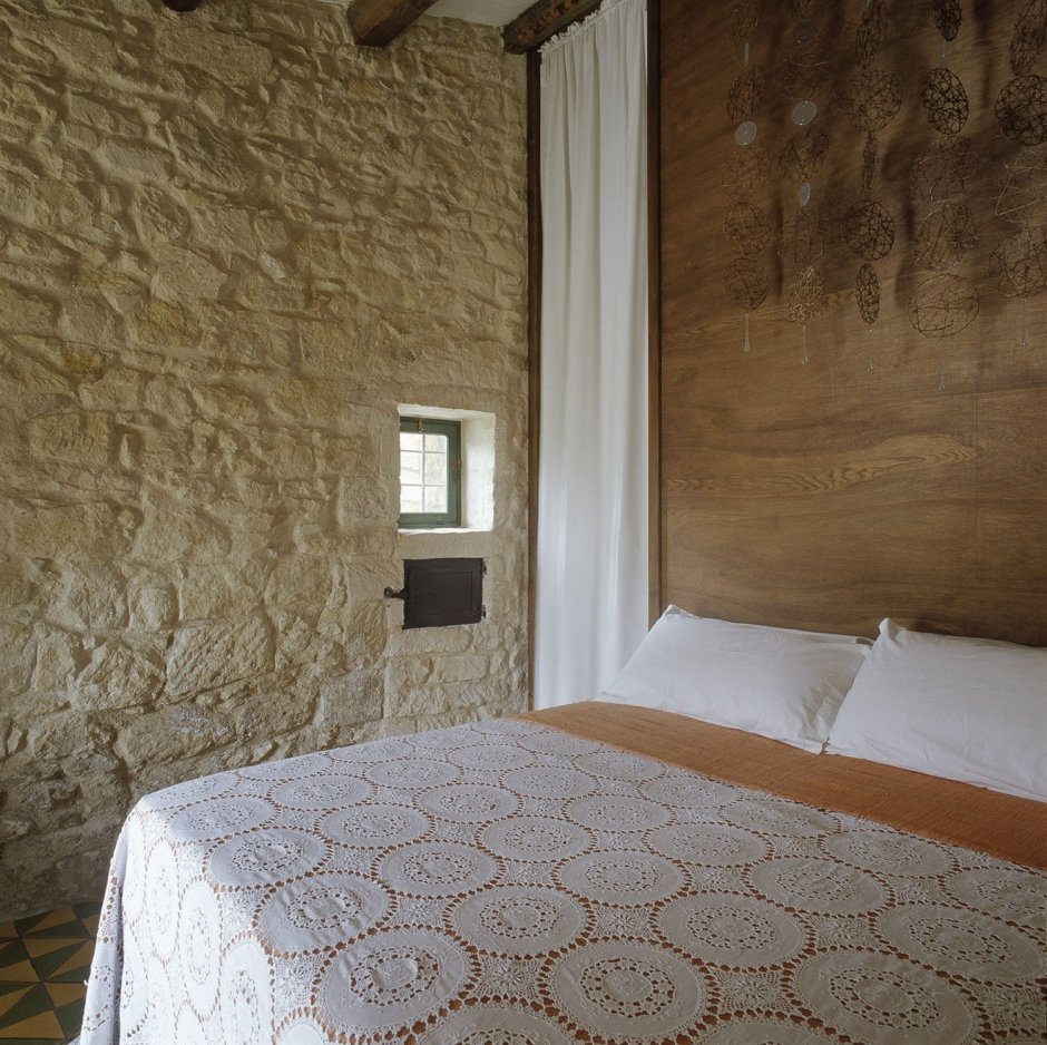 Стены спальни из камня для гостиниц
