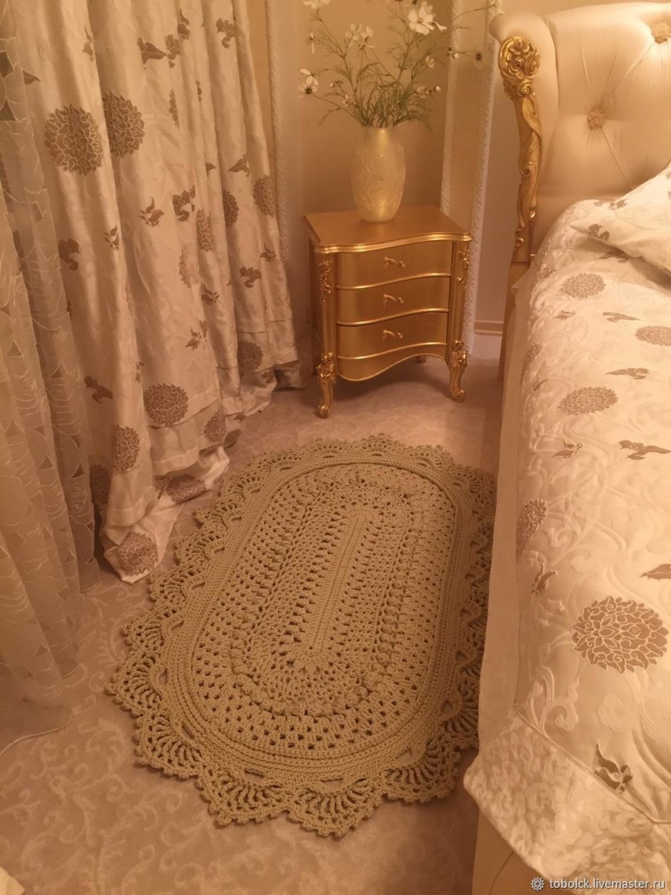 Овальные ковры в спальне