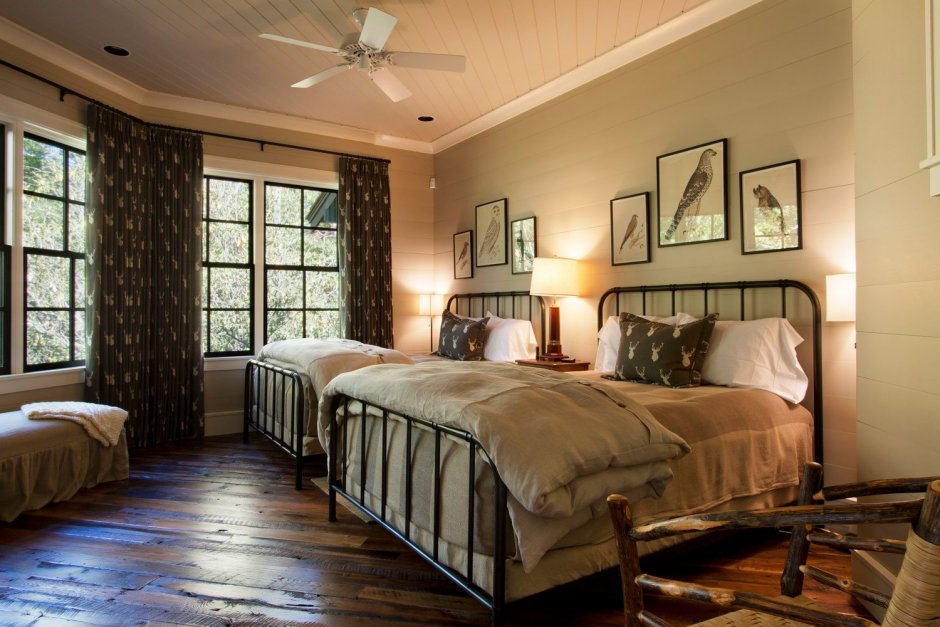 Спальня с двумя кроватями в стиле Кантри