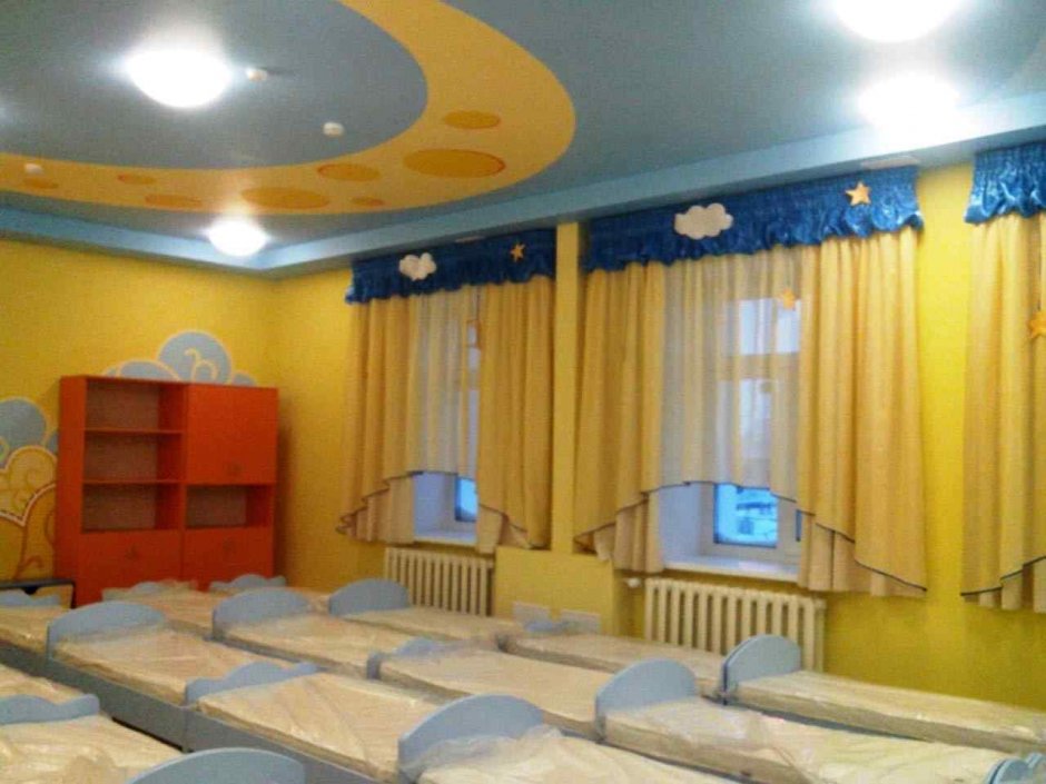 Спальная комната в детском саду белые