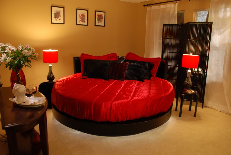 Круглая кровать черного цвета
