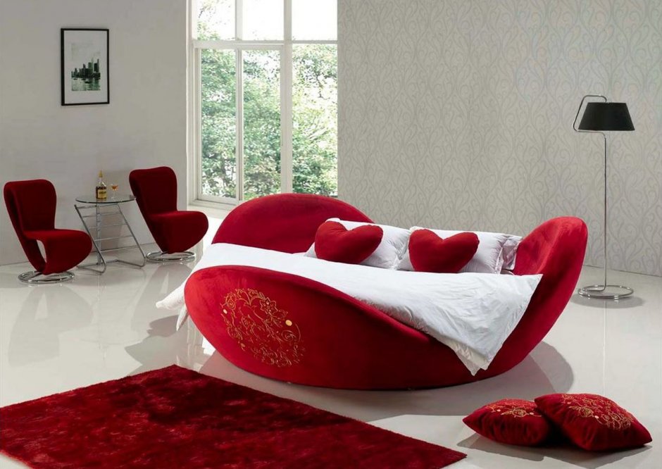 Красивая кровать красная