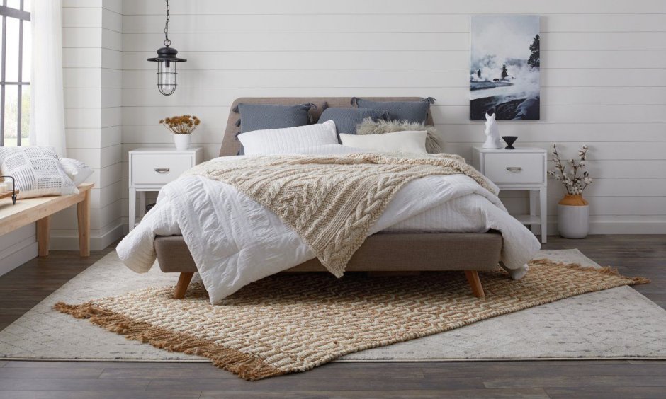 Белая спальня с ковром для девушки