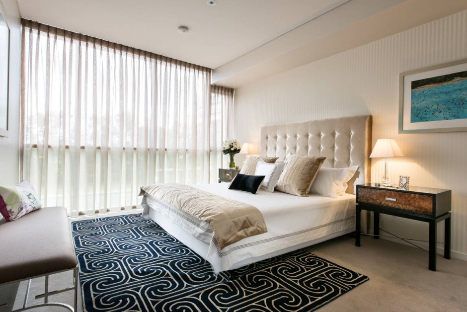 Красивые шторы и ковры в спальне
