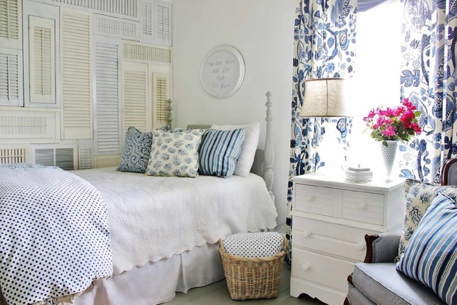 Спальня с голубыми стенами и белой мебелью