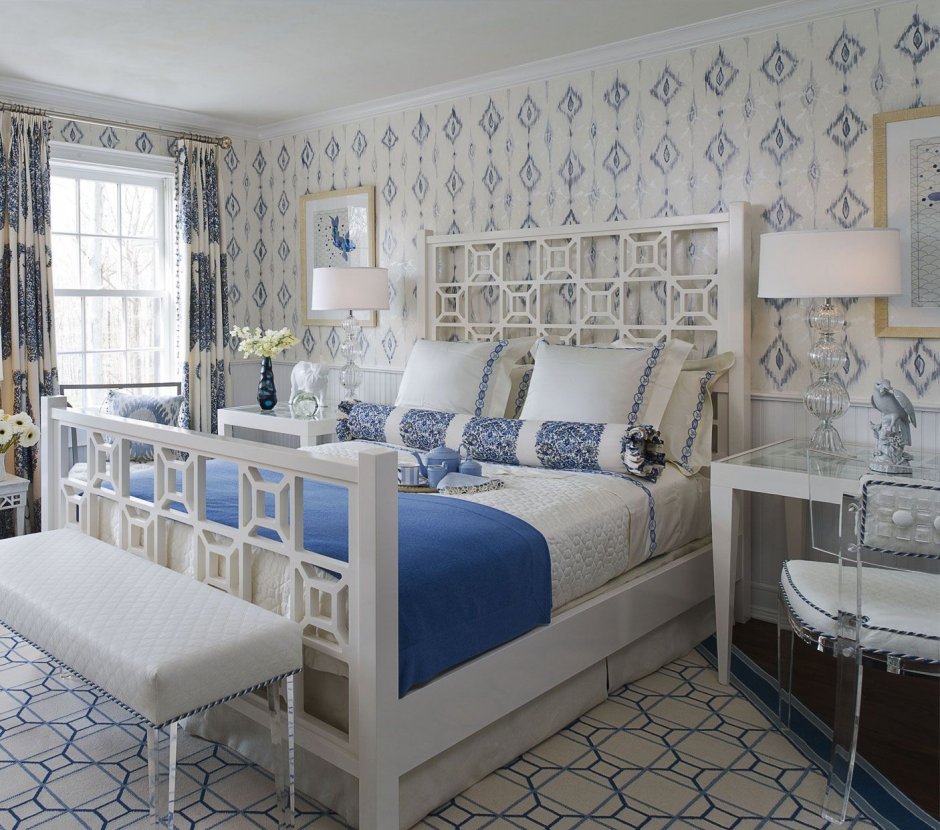 Белая спальня с голубыми шторами