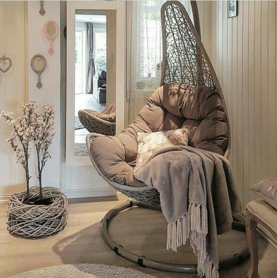 Уютная комната с креслом