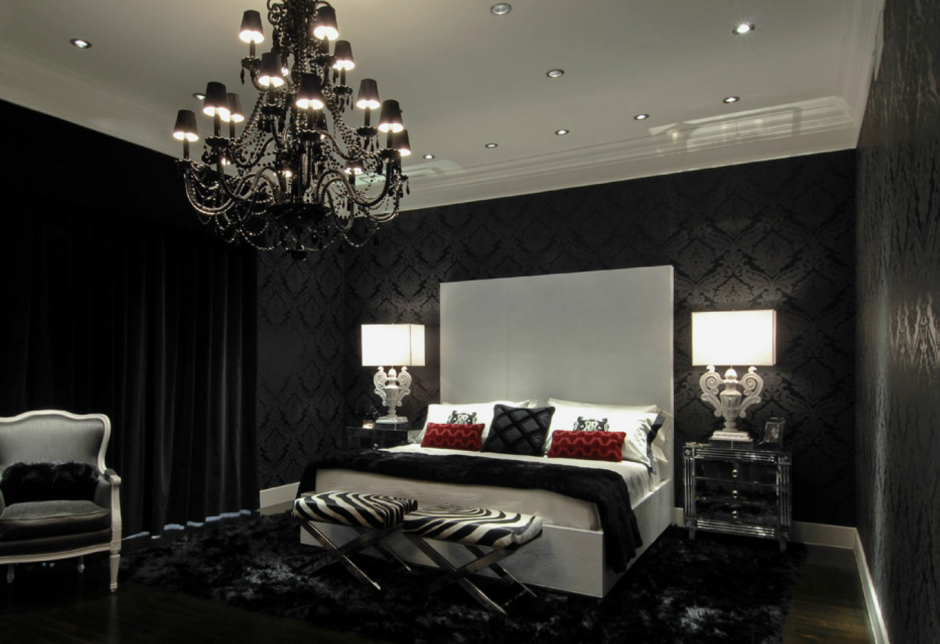 Интерьер спальни в красно-черных тонах с зеркалом