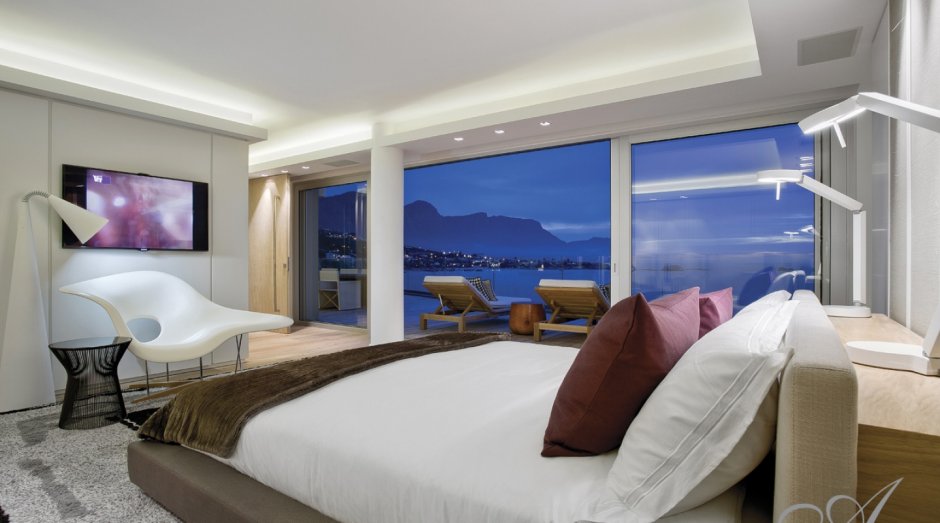 Красивая спальня с видом на море