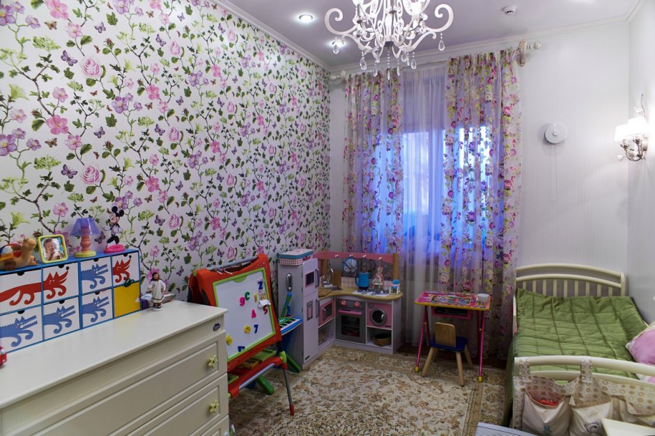 Детская комната с разными обоями