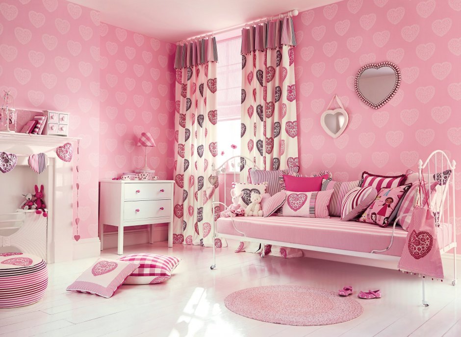 Розовый диван в комнате девочки