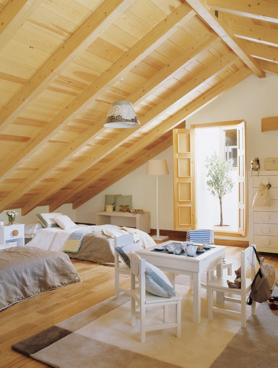 Мансардная комната деревянная
