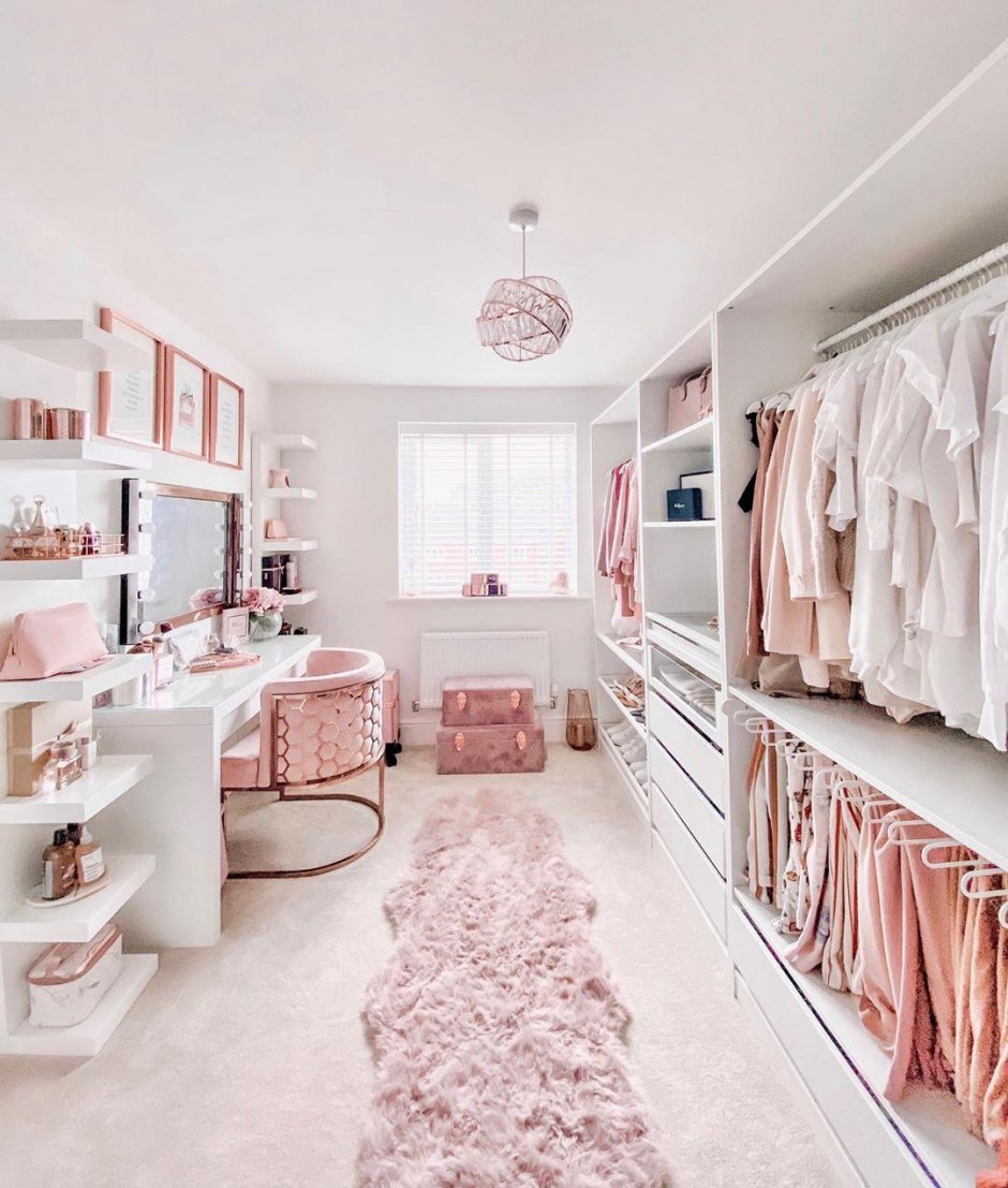 Розовый гардероб