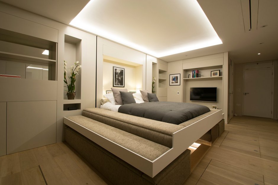 Большая спальня с кроватью на подиуме