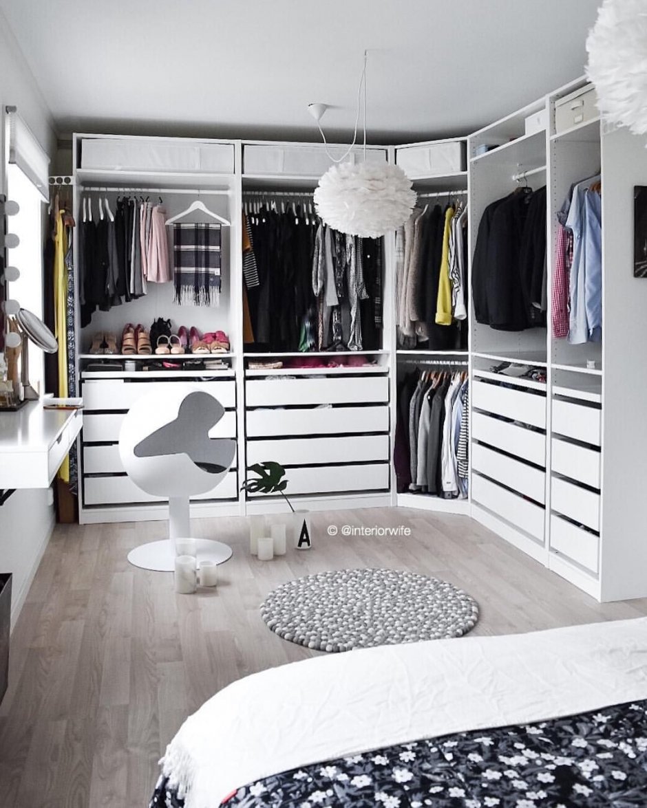 Дизайн гардеробной комнаты 4 кв.м с верхней одеждой