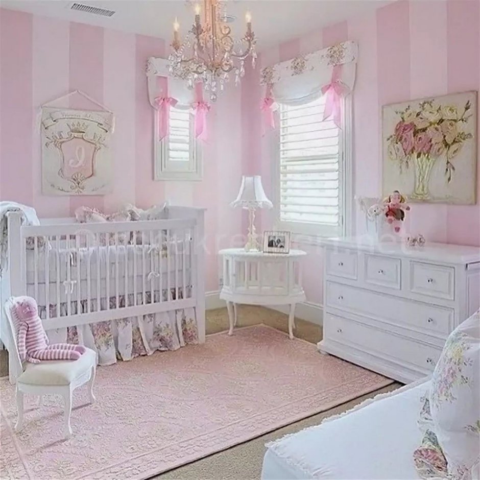 Бело розовая детская комната