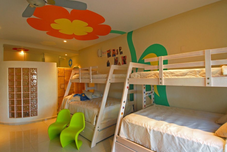Потолок в детской комнате с двухъярусной кроватью
