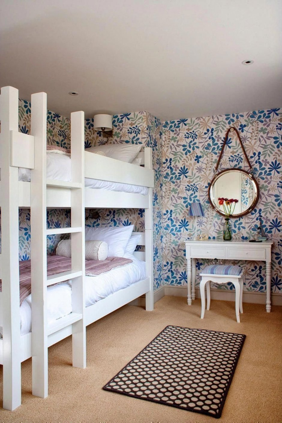 Стильная детская комната с двухъярусной кроватью