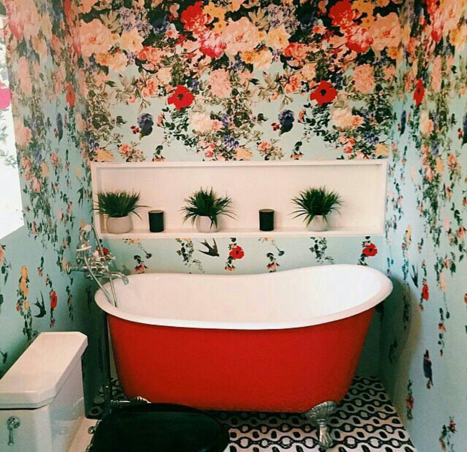 Красная яркая ванная комната