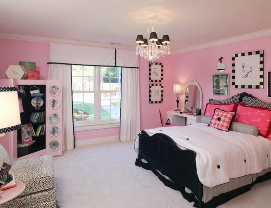 Интерьер в комнате подростка девочки с розовым