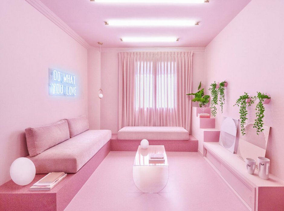 Большая нежно розовая комната
