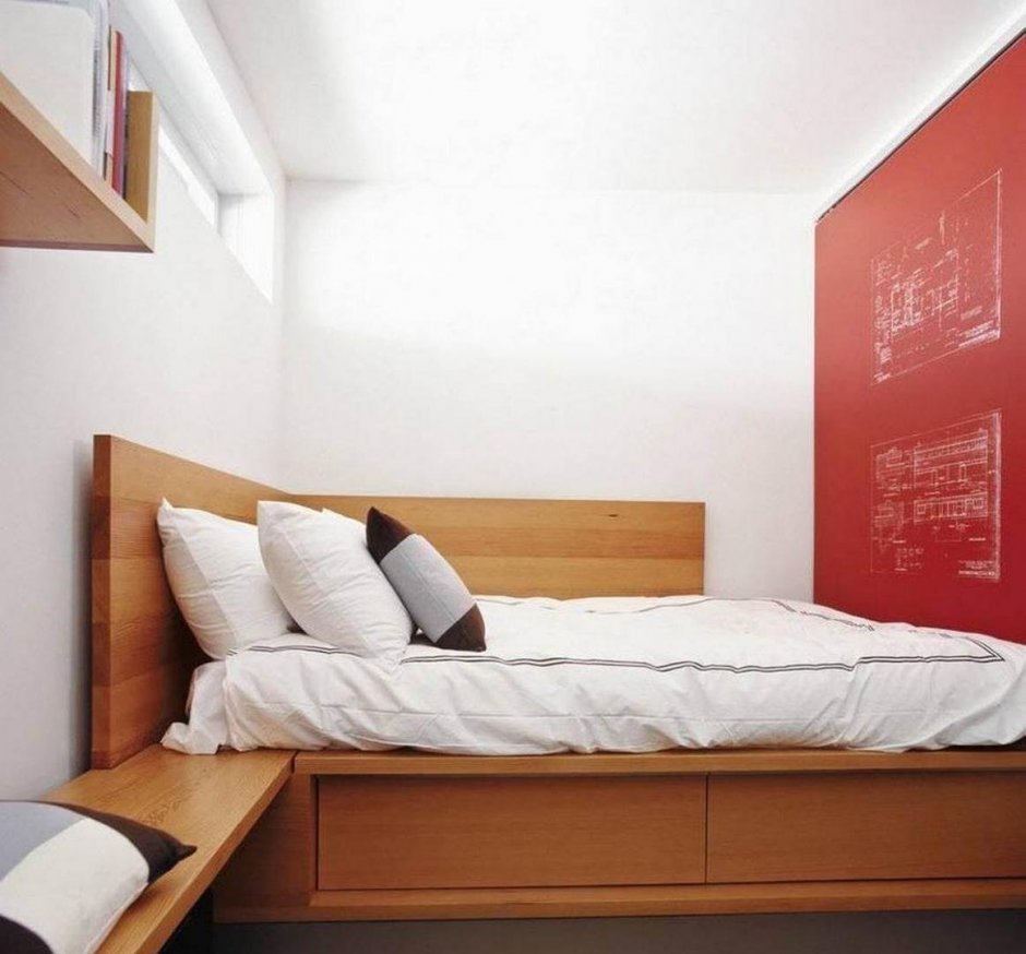 Интерьер спальни с кроватью на подиуме