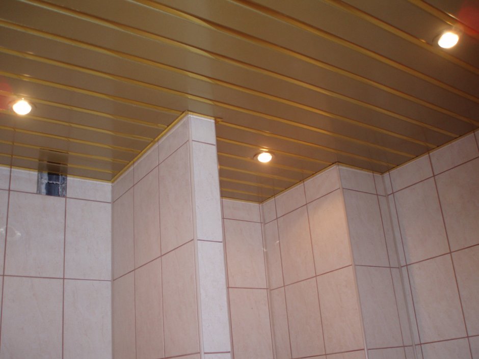 Реечный потолок из дерева в ванной комнате