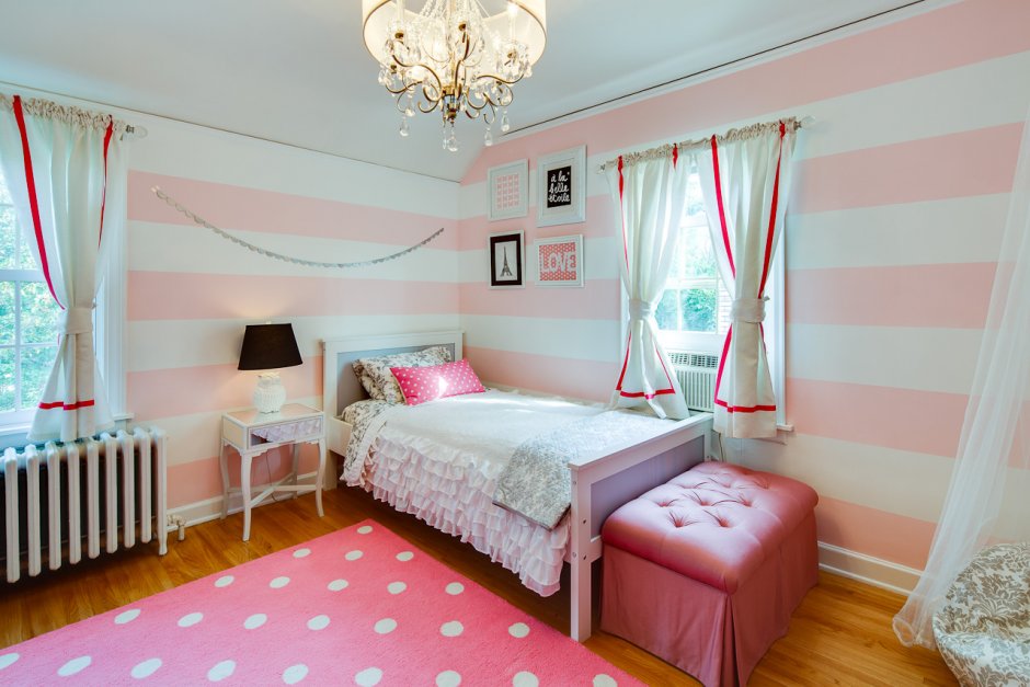 Узкая спальня в розовом цвете