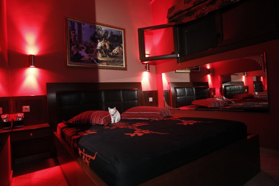 Двухэтажная кровать черно красная в борделе